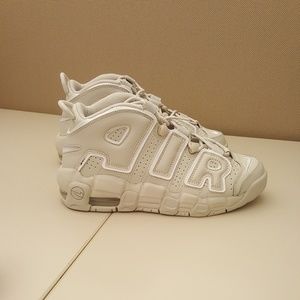 ** 1 size left!! Air Uptempo